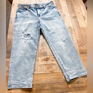 Midrise lightwash ripped boyfriend Jean